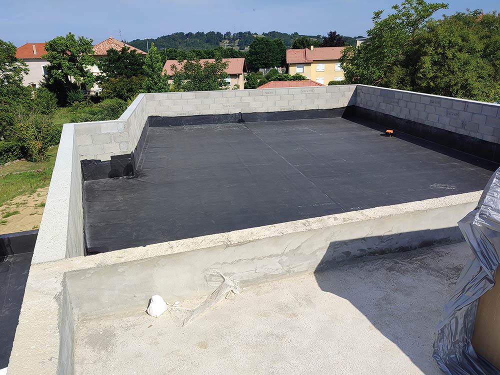 Pose EPDM construction neuve toit terrasse parpaings Haute-Savoie — RT Toiture 74