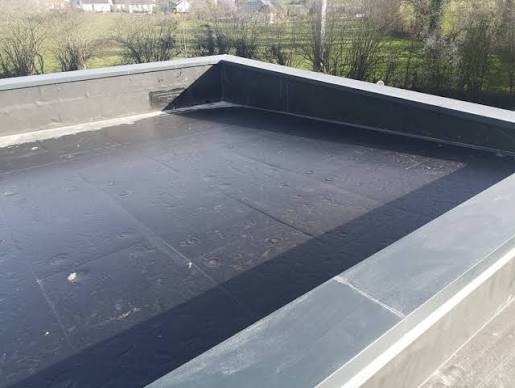 Étanchéité toit plat EPDM avec relevés — finition RT Toiture 74 Haute-Savoie