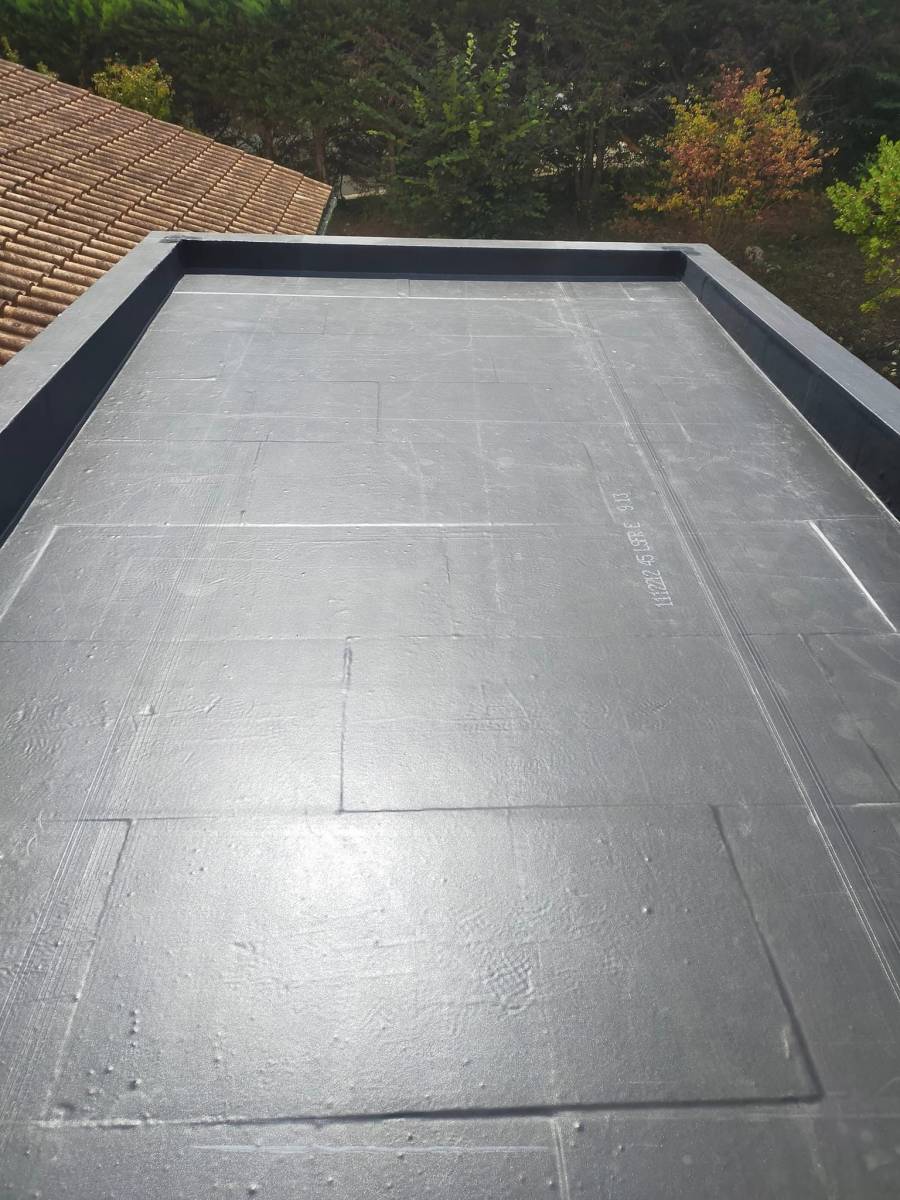 Membrane EPDM grise toit plat — étanchéité parfaite Haute-Savoie RT Toiture 74