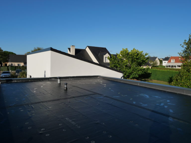 Toit terrasse EPDM maison moderne — étanchéité Haute-Savoie RT Toiture 74