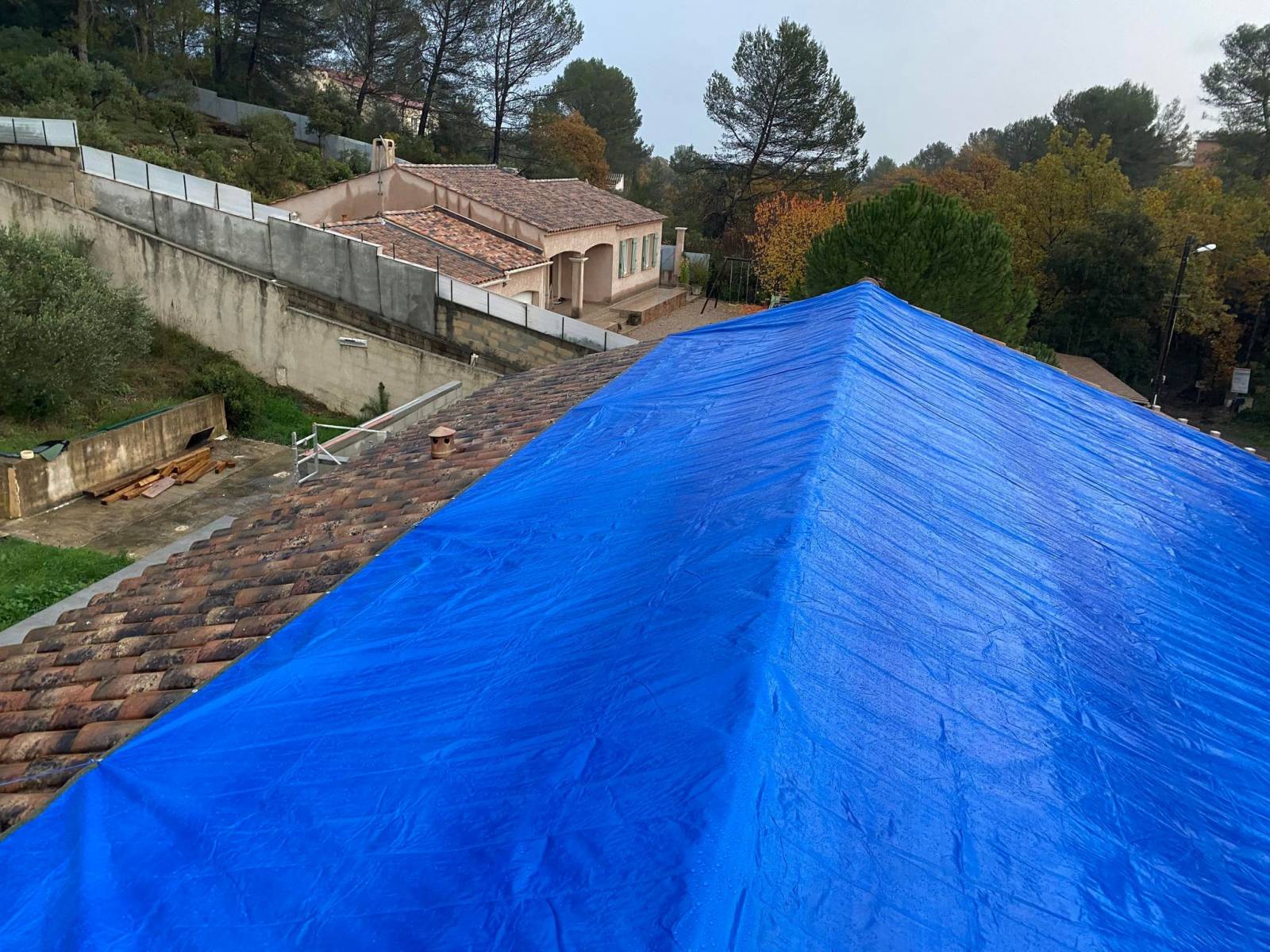 Bâche bleue urgence toiture après tempête Haute-Savoie — RT Toiture 74