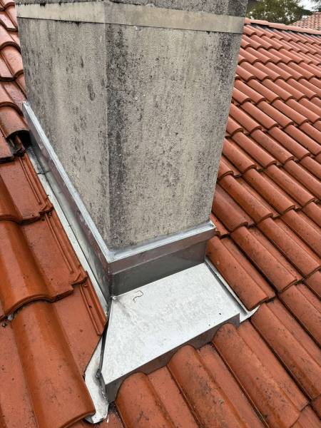 Solin habillage zinc cheminée toiture Haute-Savoie — RT Toiture 74
